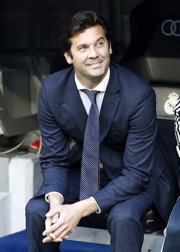 El entrenador del Real Madrid Santiago Solari en el banquillo antes del comienzo del encuentro. 