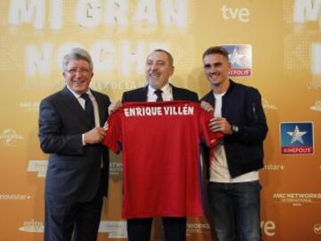 Enrique Villén recibe la camiseta del Atlético de Madrid de manos de Cerezo y Griezmann.
 