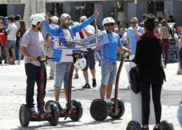 Los ingleses esperan la hora del partido disfrutando de las terrazas de la Plaza Mayor.