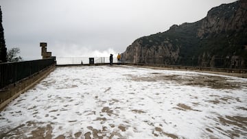 Nieve desde el macizo de Montserrat, a 24 de enero de 2023, en Barcelona, Catalunya (España). La ola de frío se intensifica en Cataluña. Desde primera hora de hoy se han podido ver los primeros copos de nieve en cotas muy bajas. Sobre todo, en las zonas del Vallès, Barcelonès y Baix Llobregat. Protección Civil de la Generalitat ha activado su plan de emergencias Neucat en fase de prealerta, ya que a lo largo del día se esperan nevadas en alturas de entre 200 y 400 metros, que podrían descender hasta el nivel del mar.
24 ENERO 2023;BARCELONA;CATALUNYA;MONTSERRAT
Lorena Sopêna / Europa Press
24/01/2023