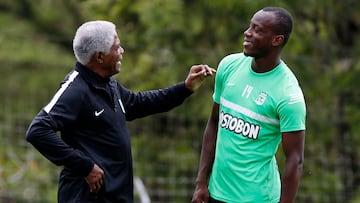 Francisco Maturana y Baldomero Perlaza durante un entrenamiento de Atlético Nacional.