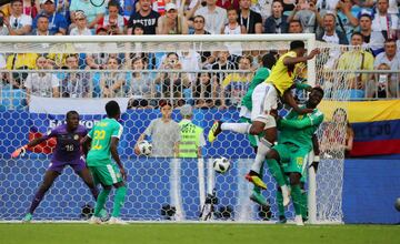 Yerry Mina anota el gol de Colombia tras un centro de Juan Fernando Quintero durante el partido Senegal-Colombia, del Grupo H del Mundial de Fútbol de Rusia 2018, en el Samara Arena de Samara, Rusia, hoy 28 de junio de 2018