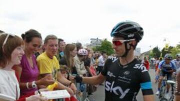 Mikel Nieve firma aut&oacute;grafos para unas agradecidas seguidoras del Tour.
 