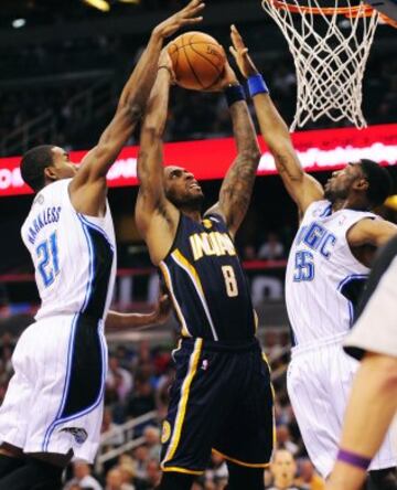 Rasual Butler captura un rebote entre Maurice Harkless y E'Twaun Moore.