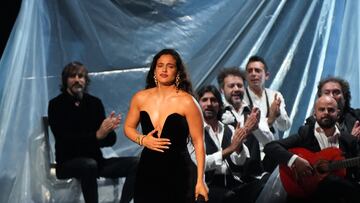 La cantante Rosalía, actúa durante la gala de entrega de los Latin Grammy 2023, en el Palacio de Congresos de Sevilla, a 16 de noviembre de 2023, en Sevilla, Andalucía (España). Sevilla acoge hoy la 24ª edición de los Grammy Latinos, galardones que reconocen la excelencia artística y técnica de la música iberoamericana. Es la primera vez desde el año 2000 en que los Latin Grammy se celebran fuera de Estados Unidos y también en que la entrega de premios se emite internacionalmente. La gala se puede seguir a través de La 1 y RTVE Play.
16 NOVIEMBRE 2023;GALA;GRAMMY;MÚSICA;ARTISTAS;PREMIO;LATINO;GRAMMY LATINO;ACTUACIÓN;
María José López / Europa Press
17/11/2023