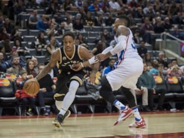 DeMar DeRozan y Robert Covington.