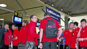 <b>A POR TODAS. </b>La expedición blanquiazul partió ayer a tierras vascas con la ilusión de sumar tres nuevos puntos que sigan dando forma al deseado ascenso a Primera. La mentalización es máxima.