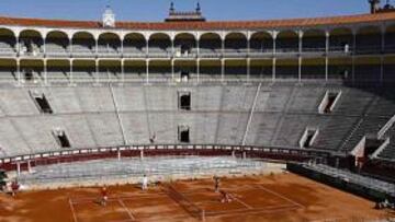 <b>HACIA LAS CINCO EN PUNTO. </b>Al reloj de Las Ventas, de 1930, le faltan 20 minutos para las cinco en punto de la tarde: España se entrena en el arenal ocre. Y llega EE UU...