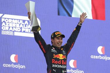 Checo Pérez con el trofeo de ganador del Gran Premio de Azerbaiyán. Es la segunda victoria del mexicano en Fórmula 1 y la primera con Red Bull.