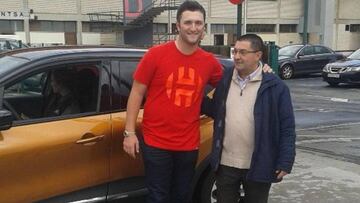 Jon Rahm visita a la plantilla del Athletic en Lezama