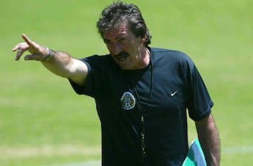 Ricardo La Volpe dirige un entrenamiento con el Tri.