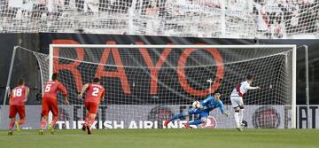 1-0. Adrián Embarba marcó de penalti el primer gol.