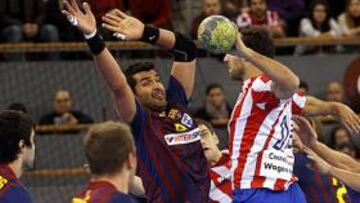 <b>SIN CONCESIONES. </b>Oneto, en el centro, marca la defensa del Barcelona sobre García Parrondo, rodeado de barcelonistas y buscando al pivote Julen Aguinagalde.