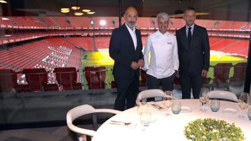 El chef Canales, entre el presidente del Athletic, Elizegi, y el CEO de Sodexo, Chanevas