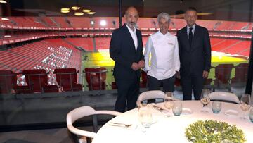 El chef Canales, entre el presidente del Athletic, Elizegi, y el CEO de Sodexo, Chanevas