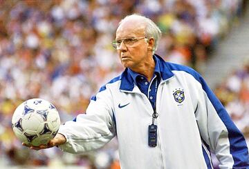 Campeón del mundo con Brasil en el Mundial del 70 celebrado en México. Zagallo fue el primero en ganar el Mundial como jugador (1958 y 1962) y como seleccionador (1970) y como asistente técnico (1994). De futbolista jugaba de extremo izquierdo y desarrolló su carrea en el América, Flamengo y Botafogo.