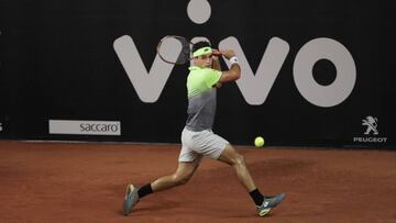 Nicolás Kicker devuelve una bola durante su partido ante Víctor Estrella Burgos en el Brasil Open.
