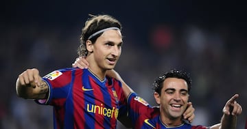 En su estadía con el FC Barcelona, Ibrahimovic estuvo junto a grandes futbolistas, uno de ellos, Xavi, que derrochaba magia en el mediocampo.