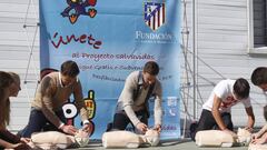 Aranzub&iacute;a, Gabi y &Oacute;liver recibiendo un curso de RCP.