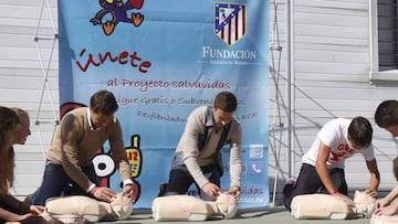 Aranzub&iacute;a, Gabi y &Oacute;liver recibiendo un curso de RCP.