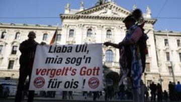 Seguidores del Bayern muestran su apoyo a Hoeness a las puertas del tribunal regional que le condenó.