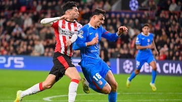 PSV Eindhoven's US forward #09 Ricardo Pepi (L) fights for the ball with Atletico Madrid's Spanish defender #18 Marc Pubill during the UEFA Champions League, league phase day 6, football match between PSV Eindhoven (NED) and Atletico Madrid (ESP), at the Philips Stadion, in Eindhoven, south of The Netherlands, on December 9, 2025. (Photo by JOHN THYS / AFP)