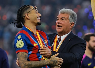 Raphinha celebra junto al presidente del FC Barcelona, Joan Laporta, la conquista de la Supercopa de España. 