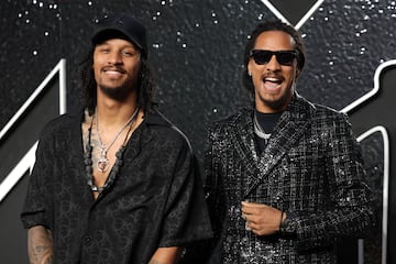 Los modelos, coreógrafos y bailarines franceses, Laurent and Larry Bourgeois, posa en la alfombra de los MTV Video Music Awards.