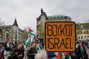 Un manifestante sostiene un cartel durante una protesta contra la participación israelí en el Festival de la Canción de Eurovisión, antes de la segunda semifinal, en Malmo, Suecia.