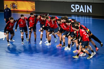 La selección española sub-19 de balonmano celebra una victoria en el Mundial sub-19, donde se proclamó campeona del mundo.