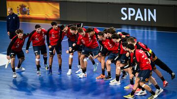 La selección española sub-19 de balonmano celebra una victoria en el Mundial sub-19, donde se proclamó campeona del mundo.