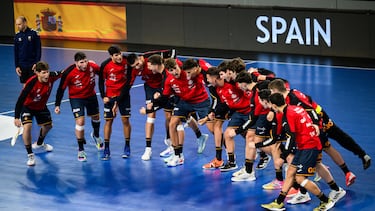 La selección española sub-19 de balonmano celebra una victoria en el Mundial sub-19, donde se proclamó campeona del mundo.