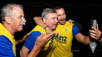 Tras m¨¢s de diez a?os el C¨¢diz vuelve a la m¨¢xima categor¨ªa del f¨²tbol espa?ol. Despu¨¦s del resultado del Real Zaragoza ante el Real Oviedo el conjunto andaluz ya es equipo de Primera. Junto con toda la ciudad, los jugadores festejaron el ascenso por todo lo alto.