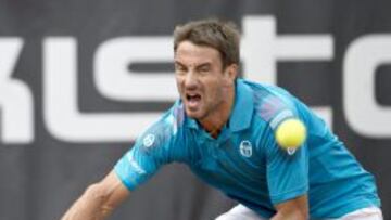 Tommy Robredo devuelve una pelota en la final del torneo de Bastad. 