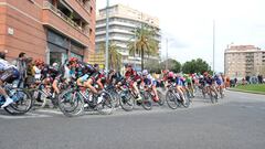 El pelot&oacute;n rueda por las calles de Matar&oacute;, que acogi&oacute; un inicio de etapa en la Volta a Catalunya en 2016.