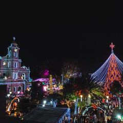 Queda cerca de Bogotá y tiene uno de los más llamativos alumbrados navideños: el imperdible pueblo colombiano