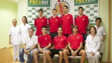 Los siete jugadores, tres del primer equipo, del Bruixa D'Or Manresa que hoy han iniciado la pretemporada.