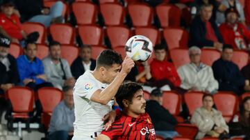 PALMA DE MALLORCA, 25/05/2023.- El defensa del Valencia Gabriel Paulista (i) cabecea un balón ante Abdón Prats, del Valencia, durante el partido de Liga en Primera División que RCD Mallorca y Valencia CF disputan este jueves en el estadio de Son Moix, en Palma de Mallorca. EFE/Cati Cladera