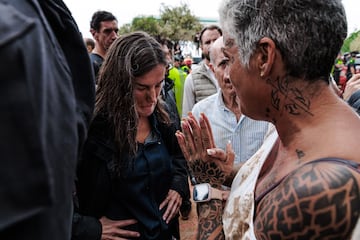 La Reina Letizia durante su visita a una zona afectada por la DANA, en Paiporta, Valencia.