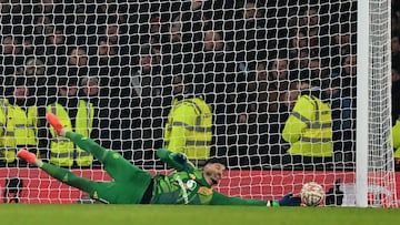 Altay Bayindir, jugador del Manchester United, detiene un penalti ante el Arsenal en FA Cup.