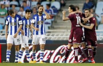 Los jugadores del Deportivo celebran el gol del empate ante la decepción de los de la Real Sociedad.