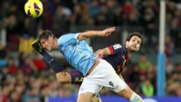 IMPACTO. Fàbregas impacta con su bota en la cabeza de Mario Bermejo cuando el céltico intentaba despejar el balón.