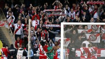 Los jugadores del Rayo Vallecano celebran su victoria ante la Real Sociedad junto a sus aficionados al término del partido de la decimonovena jornada de Liga de Primera División.