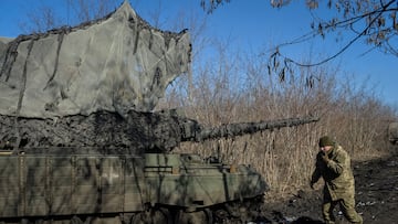 Servicemen of the 5th Separate Heavy Mechanised Brigade of the Ukrainian Armed Forces operate a Leopard 1A5 tank, amid Russia's attack on Ukraine, in Donetsk region, Ukraine February 9, 2025. REUTERS/Oleksandr Klymenko
