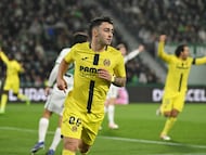 Villarreal's Spanish forward #20 Alberto Moleiro celebrates scoring the opening goal during the Spanish League football match between Elche CF and Villarreal CF at Martinez Valero Stadium in Elche on January 3, 2026. (Photo by JOSE JORDAN / AFP)