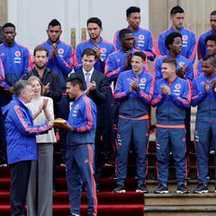 Falcao y Pékerman reciben la bandera de manos del Presidente