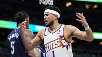 Devin Booker, escolta de Phoenix Suns, durante el partido ante Orlando Magic.