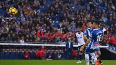 BARCELONA, SPAIN - NOVEMBER 19: Geoffrey Kondogbia of Valencia CF scores the opening goal past Pablo Piatti and Javi Fuego of RCD Espanyol during the La Liga match between Espanyol and Valencia at Cornella - El Prat stadium  on November 19, 2017 in Barcelona, Spain.  (Photo by David Ramos/Getty Images)