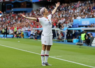 Megan Anna Rapinoe (California, Estados Unidos, 35 a?os) es uno de los grandes iconos del f¨²tbol femenino mundial. Tras su gran nivel en la Copa del Mundo de Francia 2019, en la que gui¨® a Estados Unidos a su segundo Mundial consecutivo, logr¨® llevarse un gran n¨²mero de premios individuales: desde el Bal¨®n y la Bota de Oro en la cita mundialista hasta el premio The Best y el Bal¨®n de Oro 2019. Una lista de galardones que dieron merecimiento a una estrella internacional, cuya figura se ha convertido en todo un emblema del f¨²tbol femenino, siendo una inspiraci¨®n para millones de aficionados. En este sentido, hay que destacar que la centrocampista norteamericana ha sido la jugadora mejor calificada por el FIFA 21 y puede presumir de tener la misma valoraci¨®n que el astro argentino Messi y de superar al mism¨ªsimo Cristiano Ronaldo.
Megan Rapinoe lleva toda una vida forj¨¢ndose un nombre en el f¨²tbol femenino. A sus dos Mundiales se suma un oro y una plata en los Juegos Ol¨ªmpicos y toda una carrera al m¨¢s alto nivel en su pa¨ªs e incluso en Europa, tras jugar en el Olympique de Lyon. Pero el gran p¨²blico la descubri¨® en Francia 2019. Rapinoe no dud¨® en usar ese gran altavoz, el Mundial, para reivindicar derechos sociales y para luchar por la igualdad salarial en esta categor¨ªa. Se enfrent¨® a todos, incluido Trump y la Casa Blanca, afirmando que no ir¨ªa a la invitaci¨®n del presidente de su pa¨ªs. Sus pol¨ªticas que debilitan los derechos de mujeres, homosexuales y emigrantes fue el detonante. Rapinoe, como protesta, no canta el himno de su pa¨ªs antes de los partidos, lo que es un s¨ªmbolo de disconformidad y lo que lleg¨® a un cruce de declaraciones entre la delantera y Trump, que termin¨® con este diciendo que primero ten¨ªa que ganar para que le invitaran. Rapinoe y sus compa?eras terminaron levantando el t¨ªtulo. Al igual que su compa?era en la Selecci¨®n de Estados Unidos, Megan Rapinoe ha confesado ser aficionada del Bar?a, por lo que quedan posibilidades sobre la mesa de que la norteamericana juegue en la Primera Iberdrola.