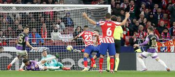 Mario Hermoso mete la pierna para marcar el 3-0 al equipo vallisoletano. 